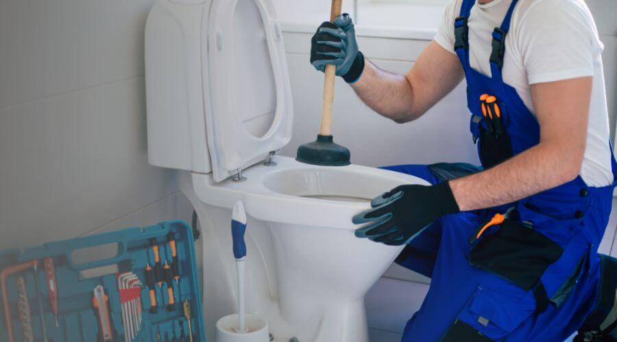 Expert burst pipe repair services in Lynnville, IN